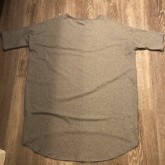 ⭐️SOLD⭐️ Lularoe Women's Size Small Irma Top Solid - Picture 2 of 4